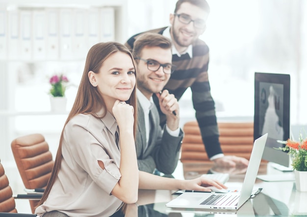 Équipe commerciale réussie au travail au bureau un jour de travail