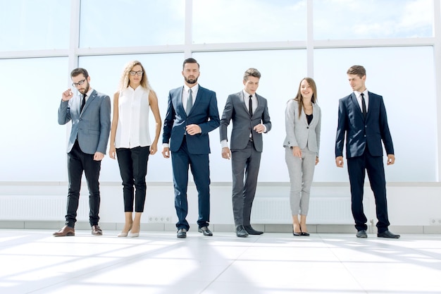 Équipe commerciale réussie debout dans la photo du hall de bureau avec espace de copie