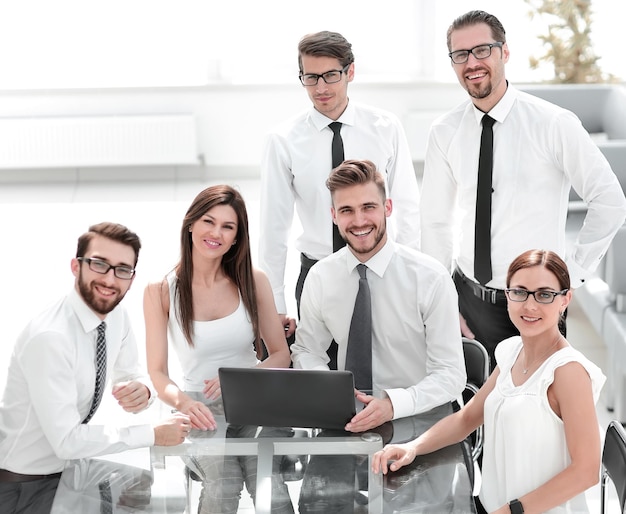 Équipe commerciale souriante sur le lieu de travail au bureau