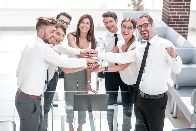 Équipe commerciale souriante montrant sa photo d'unité avec espace de copie