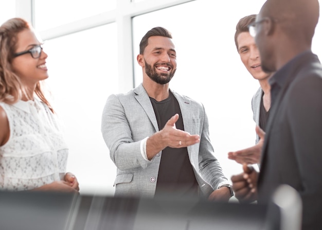 Équipe commerciale souriante en pause de travail