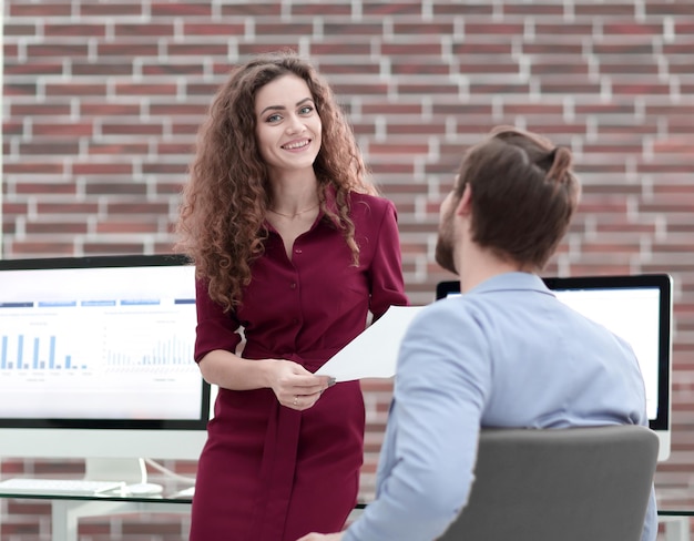 Équipe commerciale travaillant avec des données financières concept de travail d'équipe