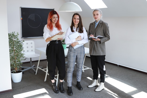 Équipe commerciale de trois jeunes femmes au bureau