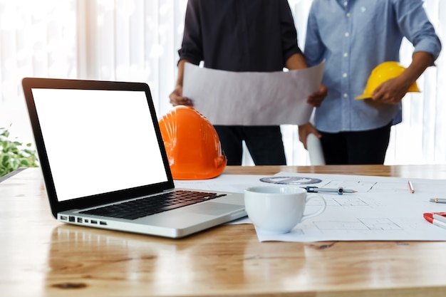 Équipe confiante d&#39;architecte travaillant ensemble dans un bureau.