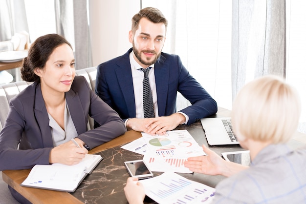 Équipe de conseillers financiers rencontrant le client