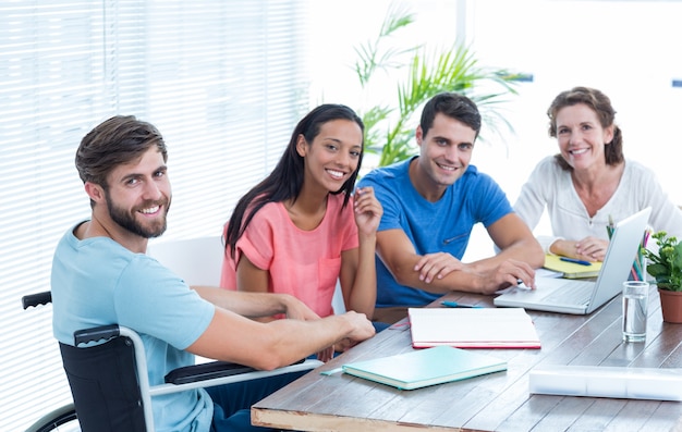 Équipe de création d&#39;entreprise au bureau