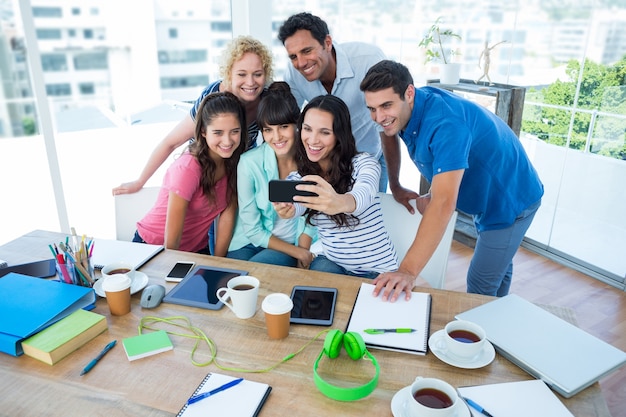 Équipe de création d&#39;entreprise prenant un selfie