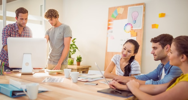 Équipe de création d&#39;entreprise travaillant ensemble