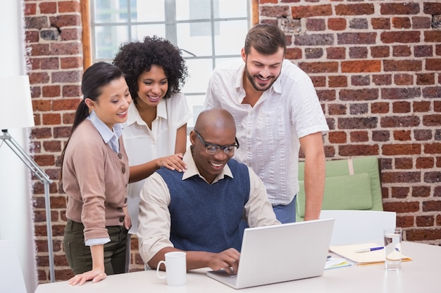 Équipe de création d&#39;entreprise en utilisant un ordinateur portable en réunion