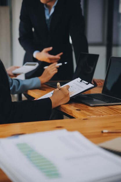 Équipe créative discutant du travail au bureau Petite entreprise Travail d'équipe Planification de la stratégie d'entreprise Vie au bureau