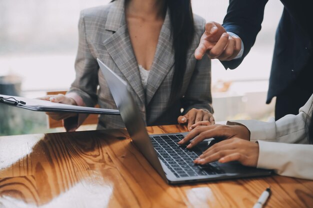 Équipe créative discutant du travail au bureau Petite entreprise Travail d'équipe Planification de la stratégie d'entreprise Vie au bureau