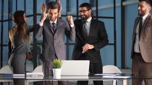 Équipe créative de jeunes professionnels remue-méninges et planification