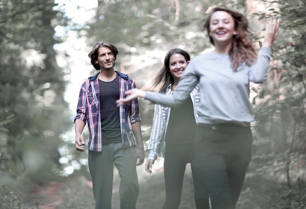 Équipe créative lors d'une randonnée dans les bois le concept de team building