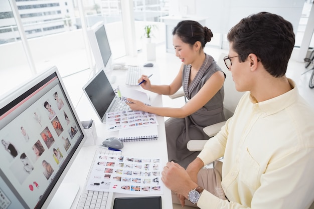 Équipe créative travaillant au bureau