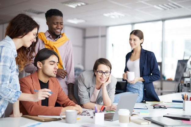 Équipe créative travaillant au bureau