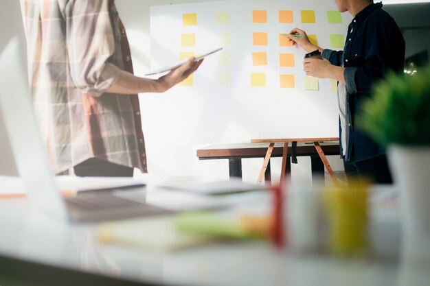 Équipe de Designer travaillant au bureau.