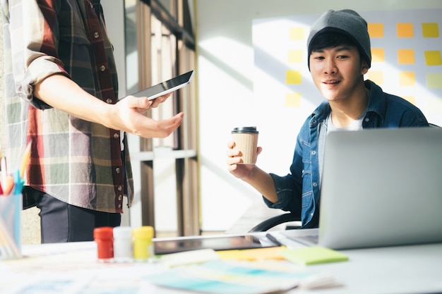 Équipe de Designer travaillant au bureau.