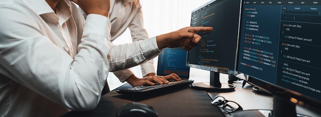 Équipe de développement de logiciels travaillant ensemble dans l'affichage de scripts de codage de bureau sur un écran d'ordinateur Programmeur et ingénieur logiciel travaillant dans une société de développement technologique Trailblazing