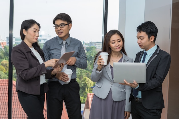 Équipe de discussion d&#39;affaires pendant la pause au bureau