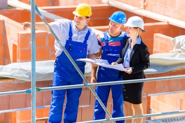 Équipe discutant des plans de construction ou de chantier