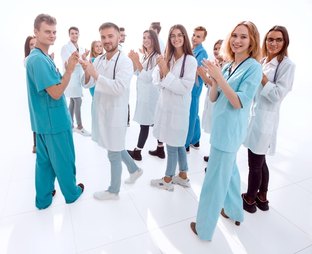 Équipe de divers médecins applaudissant leur succès commun