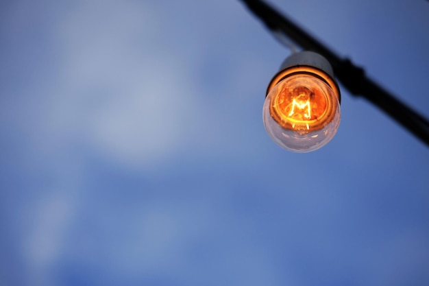 Équipé et électrique avec des ampoules brille et suspendu au crépuscule du coucher du soleil avant la nuit