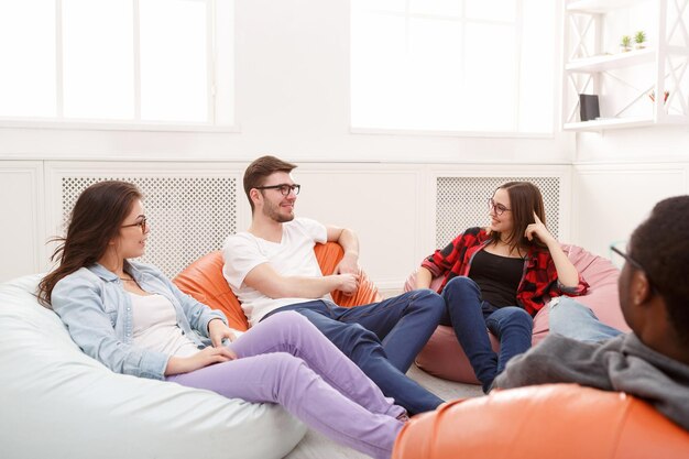 Équipe d'entreprise créative partageant des idées pour le démarrage. Personnes travaillant sur un nouveau projet dans un bureau moderne