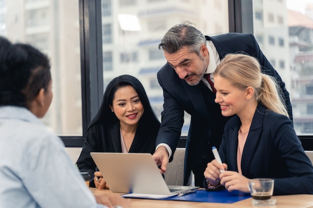 Équipe d'entreprise et responsable lors d'une réunion.