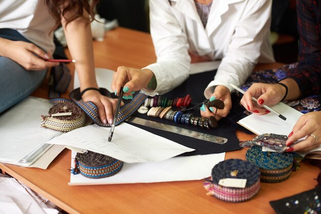 Équipe féminine de créateurs de mode travaillant sur la création de vêtements