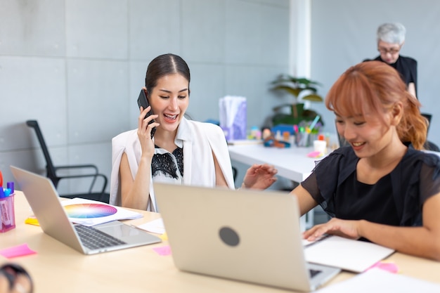 Équipe de femmes d'affaires asiatiques travaillant sur un ordinateur portable dans la salle de réunion. Concept de remue-méninges et de travail d'équipe de gens d'affaires professionnels.