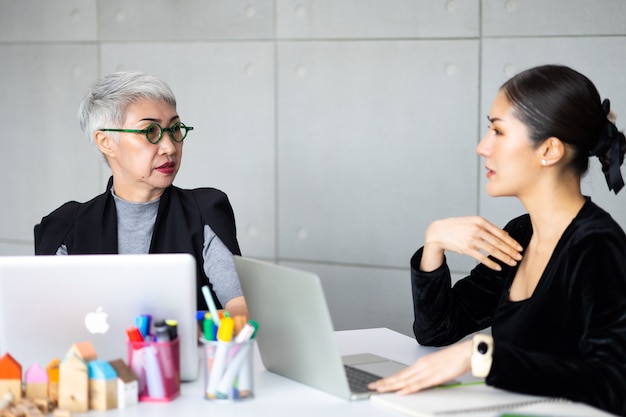 Équipe de femmes d'affaires asiatiques travaillant sur un ordinateur portable dans la salle de réunion. Concept de remue-méninges et de travail d'équipe de gens d'affaires professionnels.