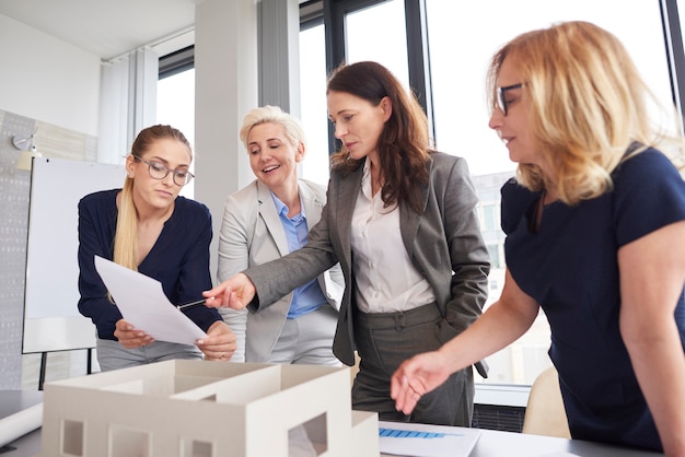 Équipe de femmes d'affaires ayant des consultations sur la stratégie