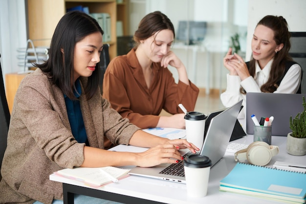 Équipe de femmes d'affaires travaillant sur le projet