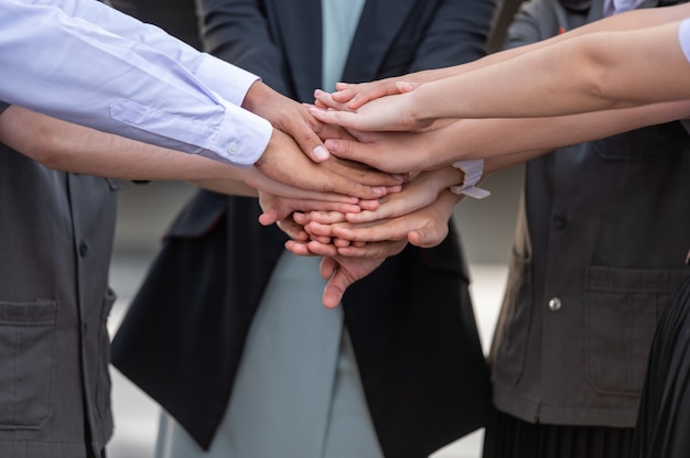 Équipe de gens d'affaires empilant les mains et le concept de travail d'équipe.