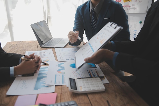 Équipe de gens d'affaires travaillant ensemble dans la salle de réunion bureau travail d'équipe graphiques et graphiques bannière double exposition travail d'équipe réussi concept de planification d'entreprise