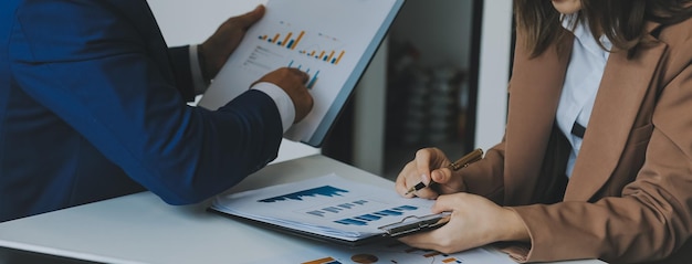 Équipe de gens d'affaires travaillant ensemble dans la salle de réunion bureau travail d'équipe tableaux et graphiques bannière double exposition travail d'équipe réussi concept de planification d'entreprise