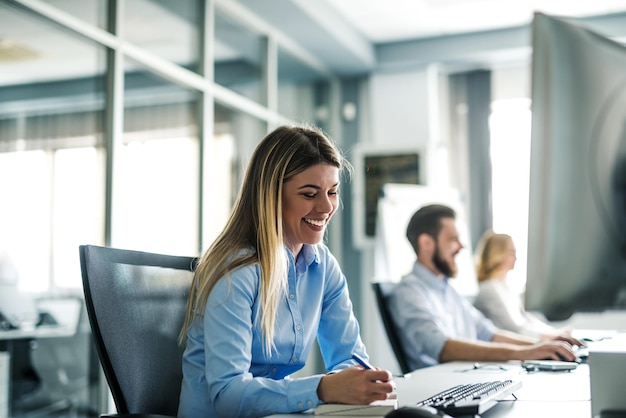 Équipe de gens d'affaires travaillant sur un ordinateur dans un bureau.