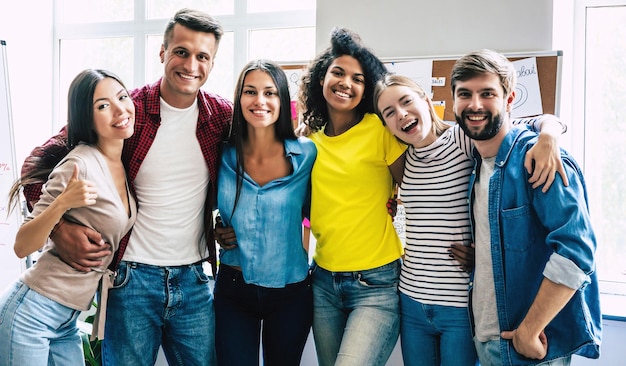 Équipe hipster réussie dans le coworking. Indépendants. Un groupe de jeunes gens d'affaires travaille ensemble dans un bureau moderne. Amis étudiants heureux