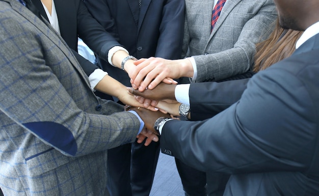 Équipe d'hommes d'affaires en costume touchant les mains ensemble. Mise au point sélective