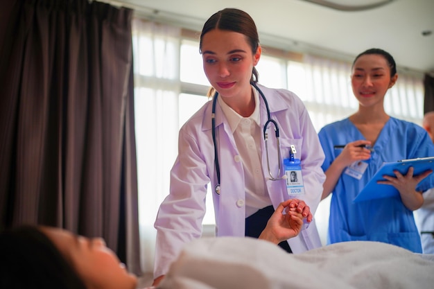 Équipe d'infirmières et de médecins prête pour la journée de travail