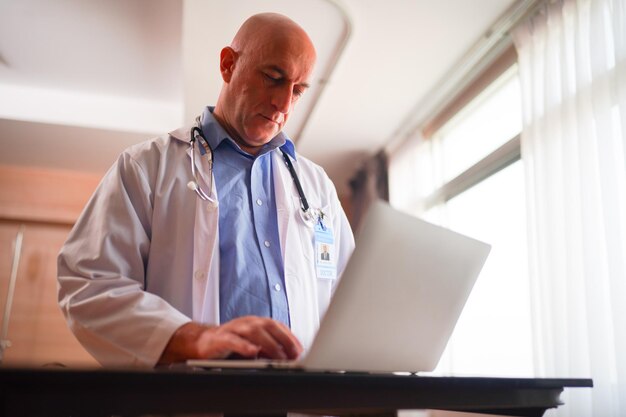 Équipe d'infirmières et de médecins prête pour la journée de travail