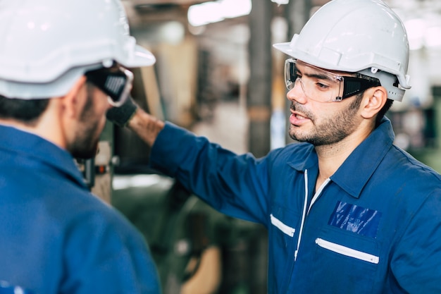 Équipe de l'ingénieur parler ensemble pour discussion dans le lieu de travail de l'usine.