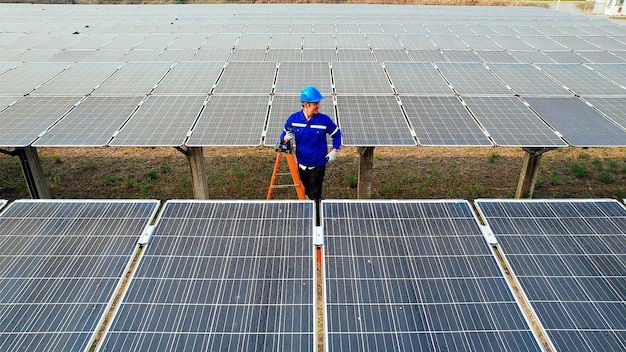 Équipe d'ingénieurs vérifiant des panneaux solaires sur une centrale solaire