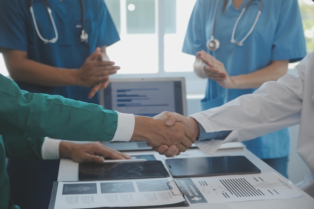 Équipe internationale de médecins professionnels se réunissant dans la salle de conférence de l'hôpital moderne Concept de développement médical et de soins de santé