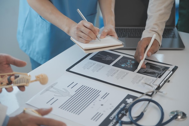 Équipe internationale de médecins professionnels se réunissant dans la salle de conférence de l'hôpital moderne Concept de développement médical et de soins de santé