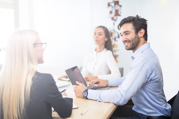 Équipe de jeunes entrepreneurs travaillant dans un bureau moderne