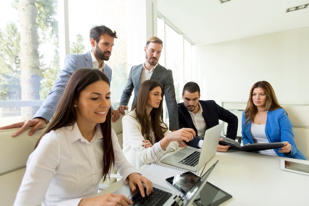 Équipe de jeunes entrepreneurs