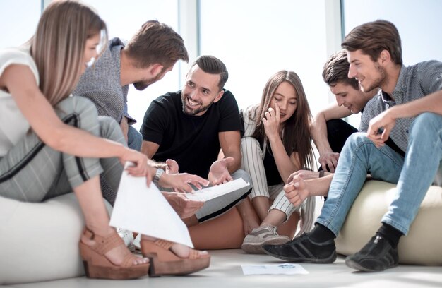 Équipe de jeunes entreprises discutant du plan d'affaires