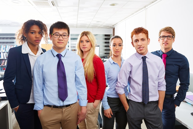 Équipe des jeunes gens debout multi ethnique