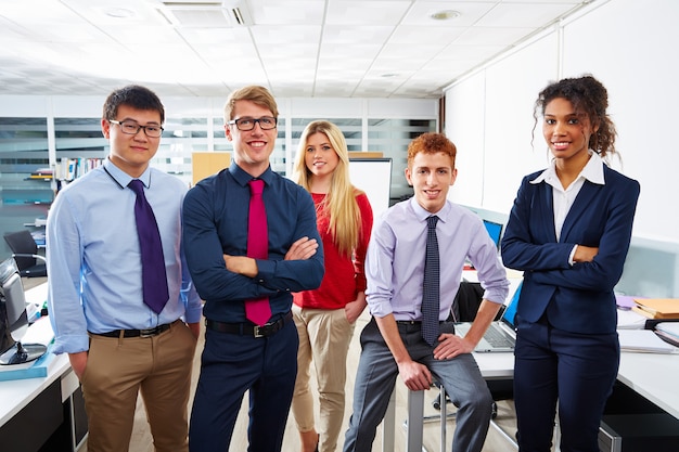 Équipe des jeunes gens debout multi ethnique